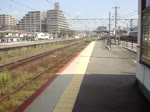 Kurz vor der Einfahrt eines Zuges ertönt ein sehr melodischer  Warnton . Bahnhof Hatabu, September 2013